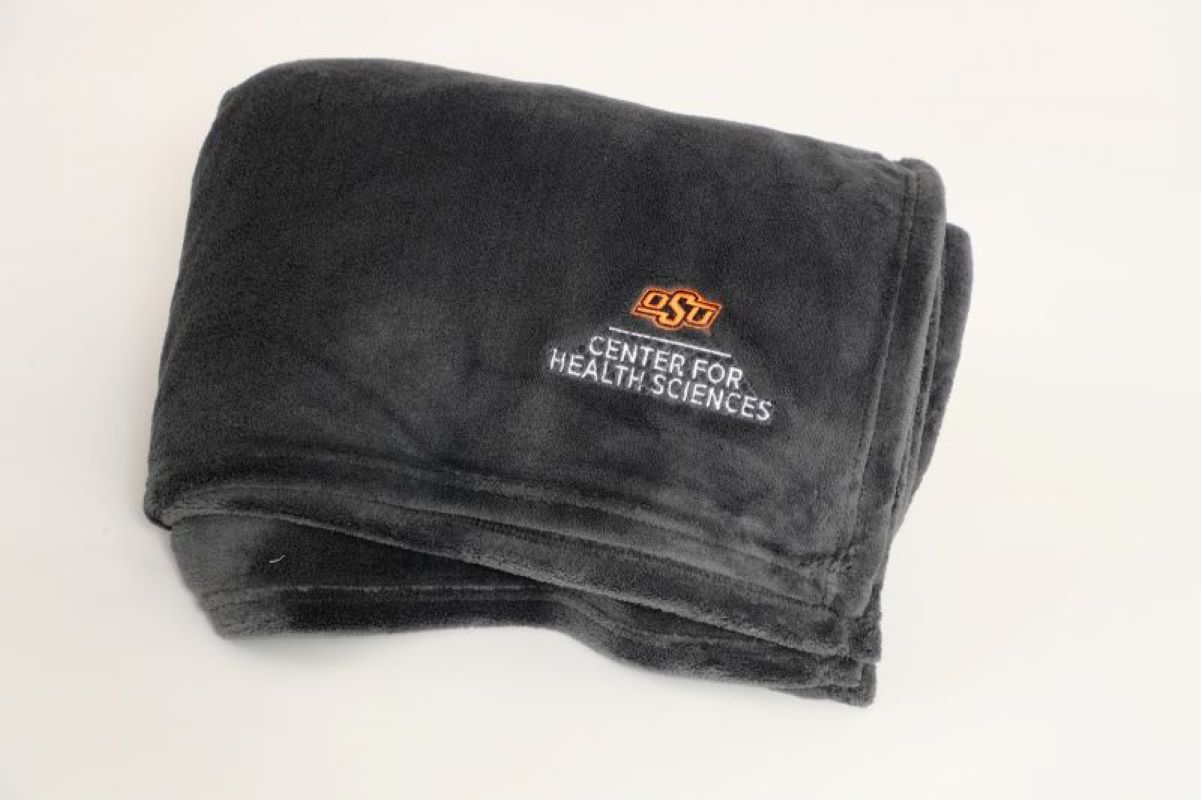 PORT AUTHORITY (R) OVERSIZED ULTRA PLUSH BLANKET